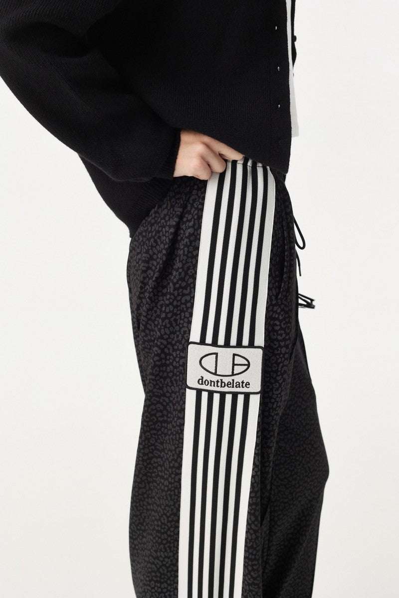 【WE ARE】韓國DONTBELATE 側logo豹紋直筒運動褲