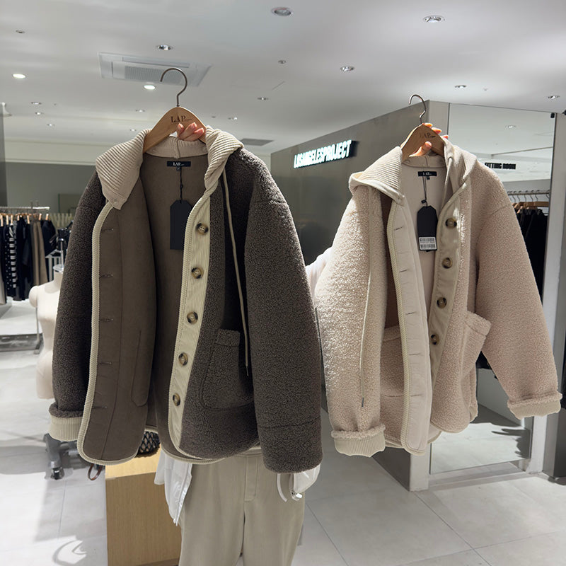 【WE ARE】韓國LAP 羊羔毛異材質接拼 琥珀扣連帽外套 AR7XJ462