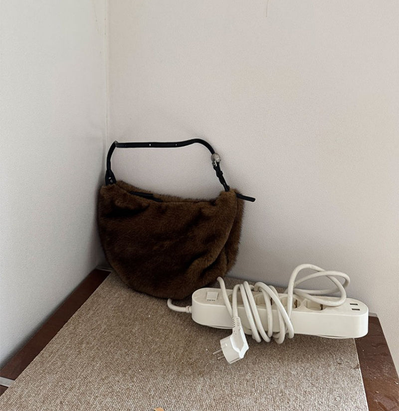 【WE ARE】韓國Archivepke Luv moon bag 毛絨單肩腋下包OVBAX25311