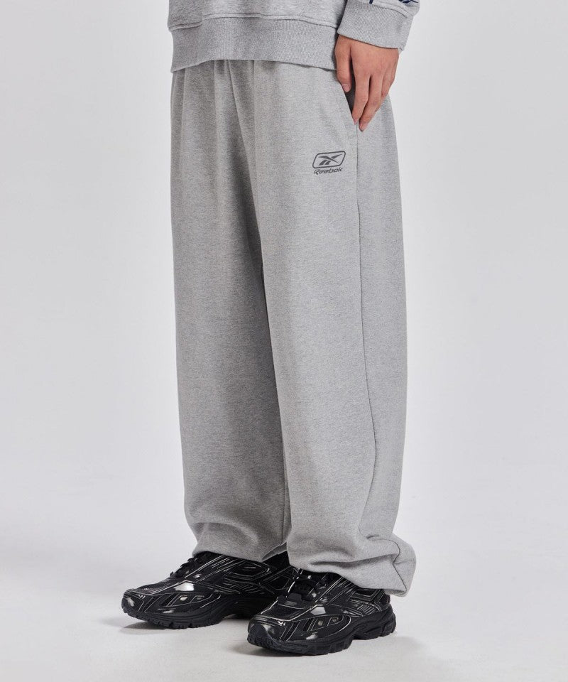 男款【WE ARE】韓國Reebok 刺繡縮口棉褲REPA5FN25