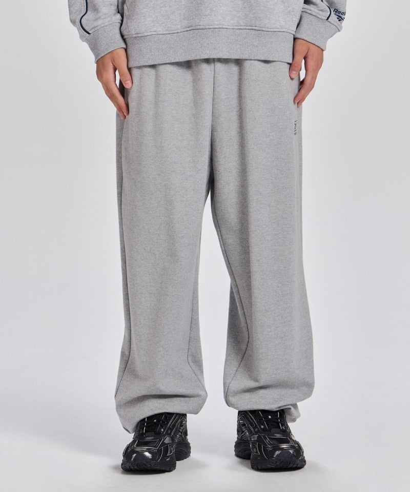 男款【WE ARE】韓國Reebok 刺繡縮口棉褲REPA5FN25