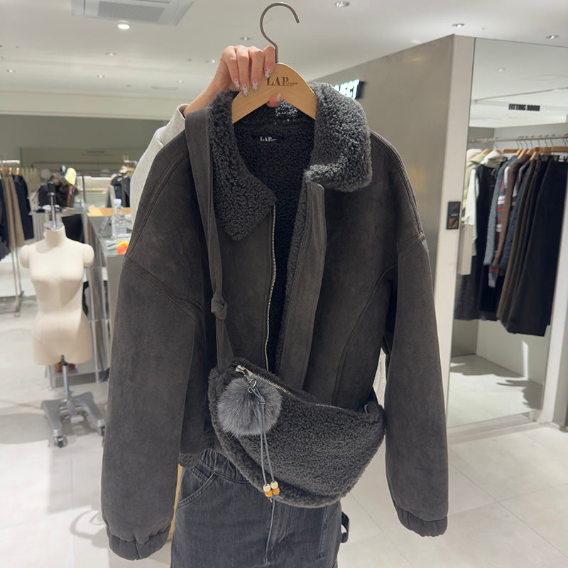 【WE ARE】韓國LAP 翻領羊羔毛短版雙拉鏈外套（附包包）AR7XM460