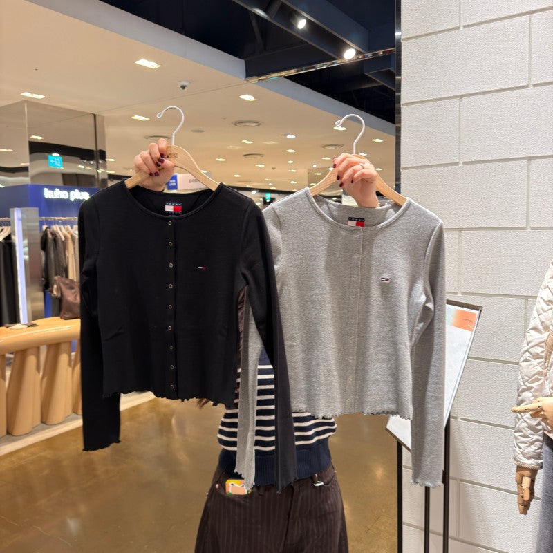 女款【WE ARE】韓國TOMMY JEANS 短版木耳邊排扣針織衫T32G6TTO01TWT2