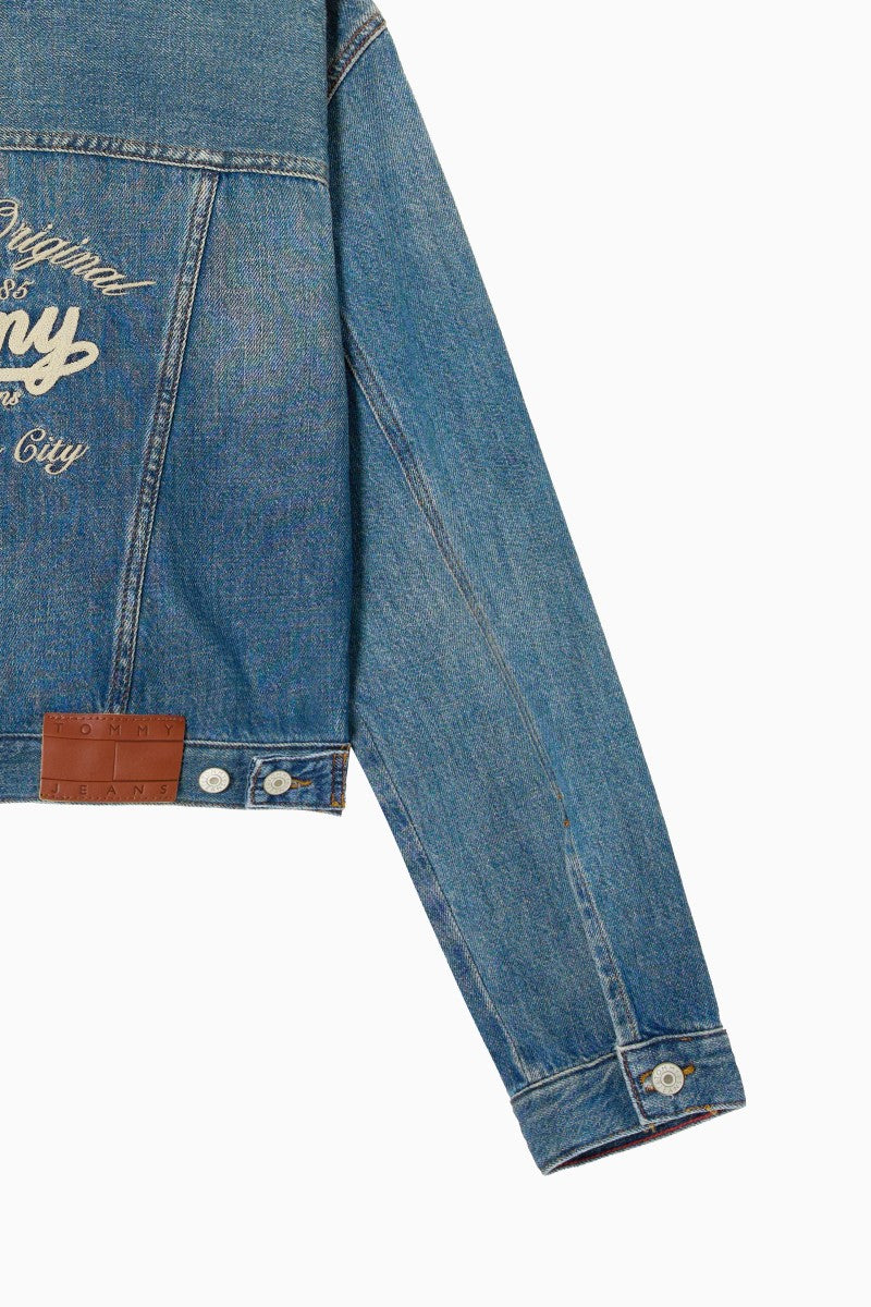 女款【WE ARE】韓國TOMMY JEANS 短版背面刺繡刷舊牛仔外套  T32F6NJC12TWT1